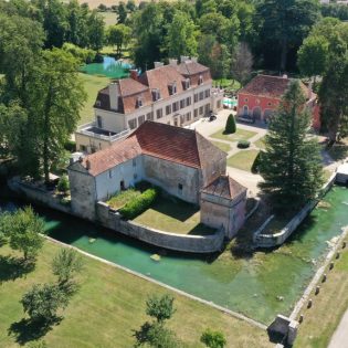 Chateau de Quincey et ses douves M